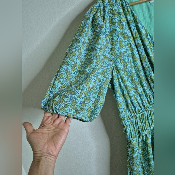 Chic Green Patterned Mini Dress - Picture 2 of 6